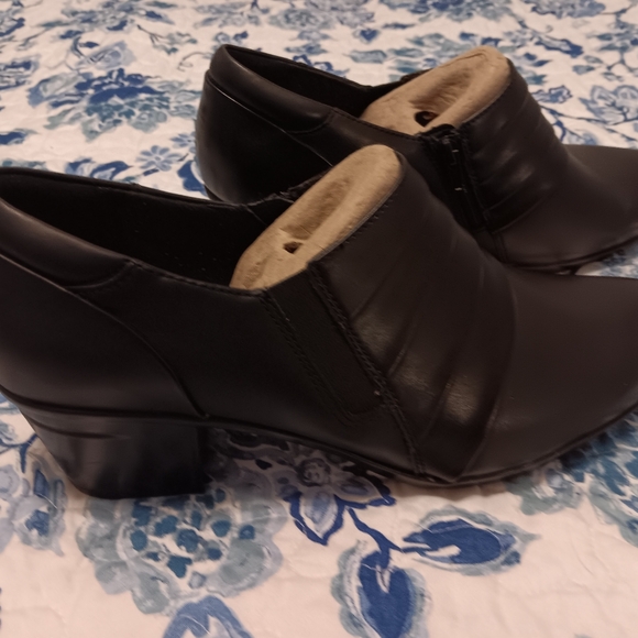 Clarks, size 12 W, black leather - Picture 2 of 6